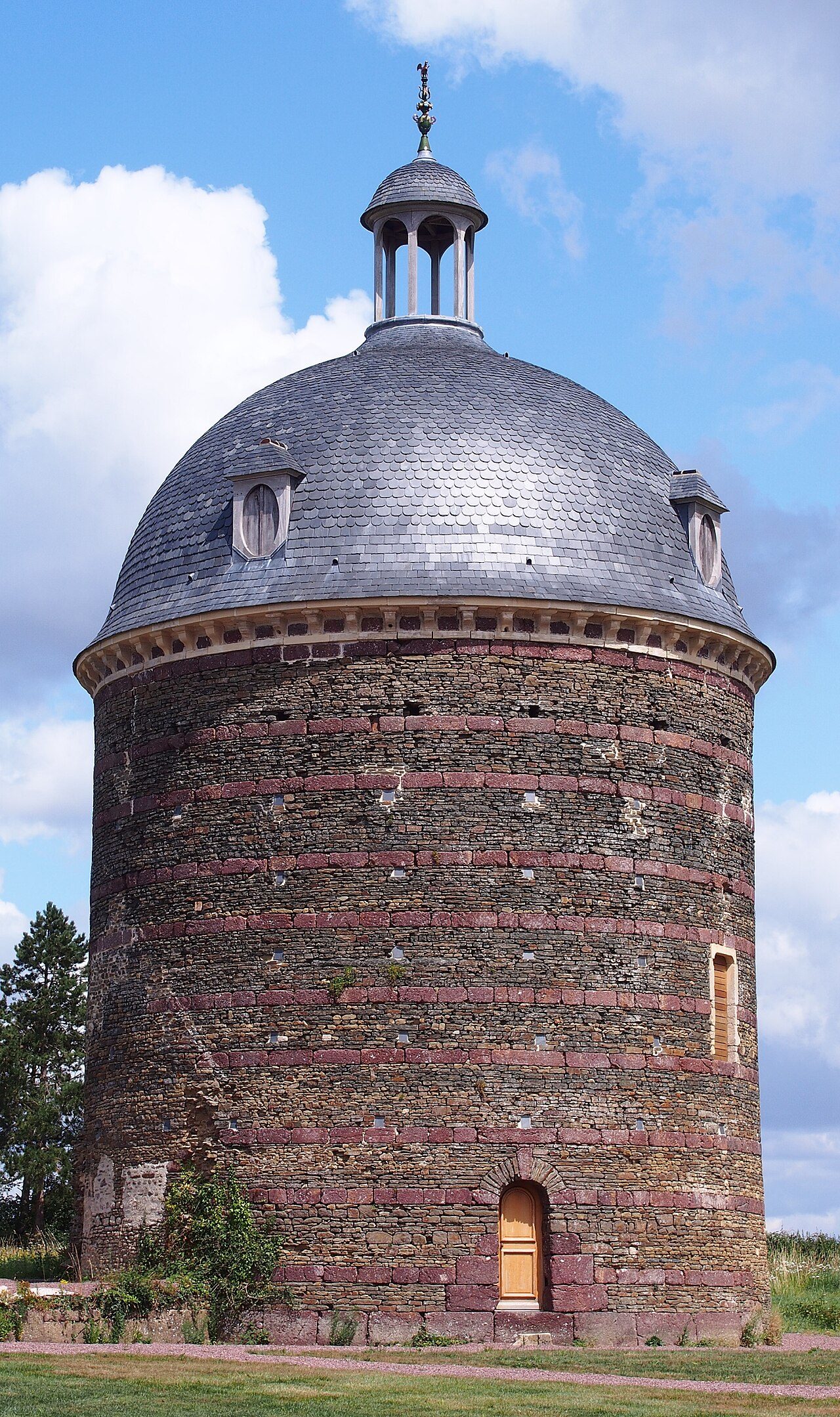 Colombier du château de Dampierre