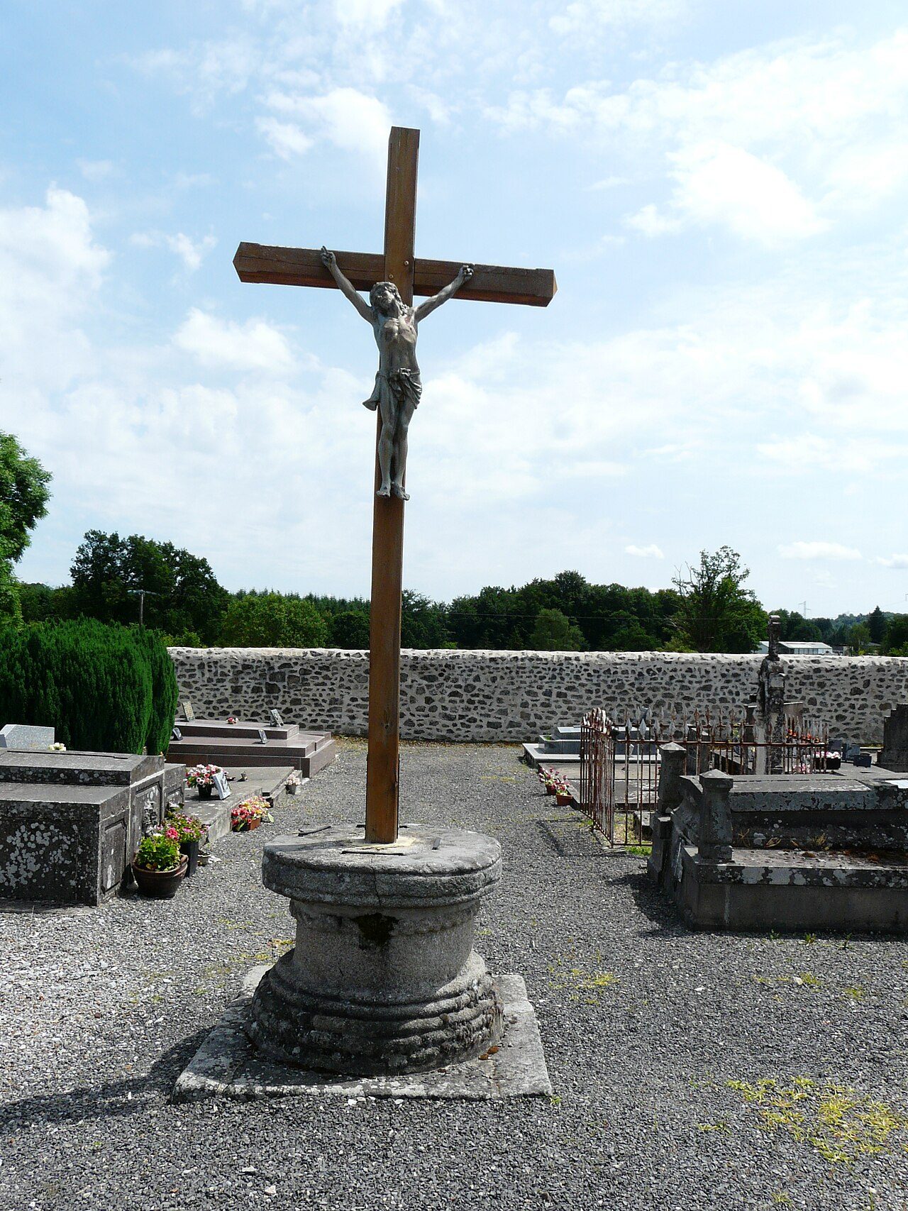 Croix du cimetière à Sainte-Marie-Lapanouze