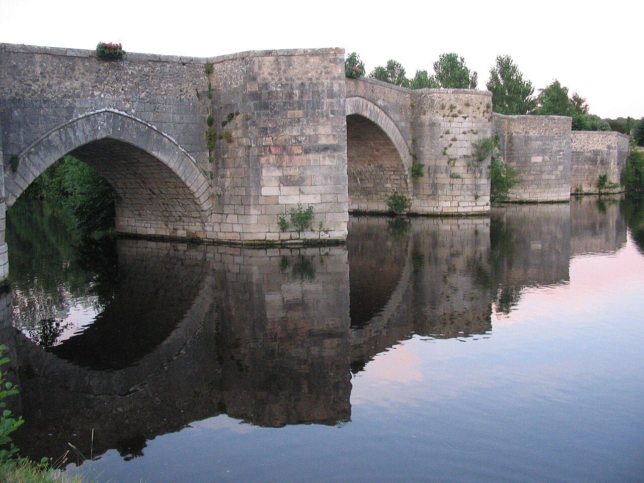 Vieux Pont de Saint-Germain et Saint-Savin à Saint-Germain