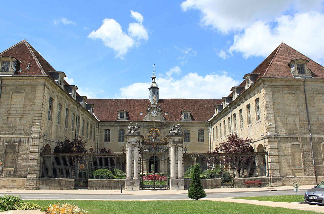 Apothicairerie de l'hôtel-dieu à Lons-le-Saunier