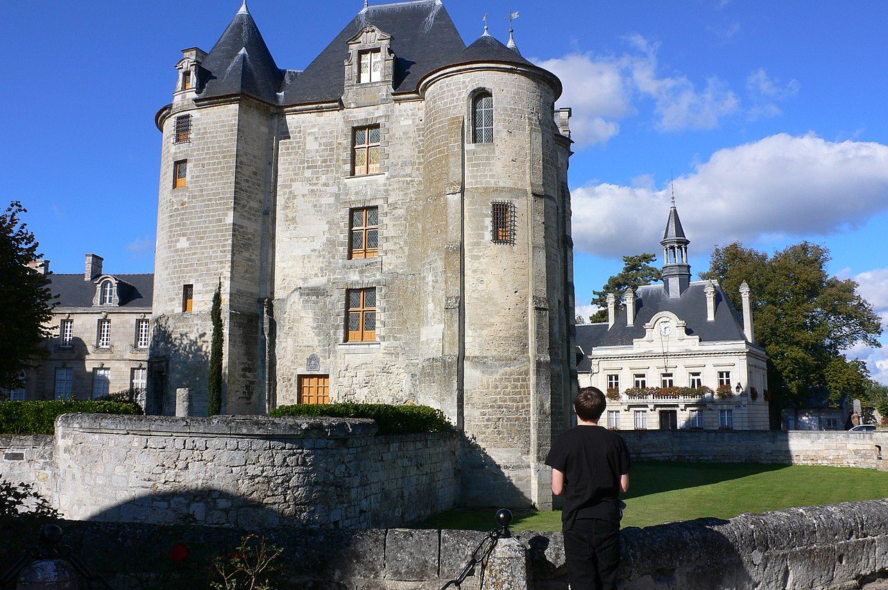 Donjon et parc du château de Vic-sur-Aisne à Vic-sur-Aisne