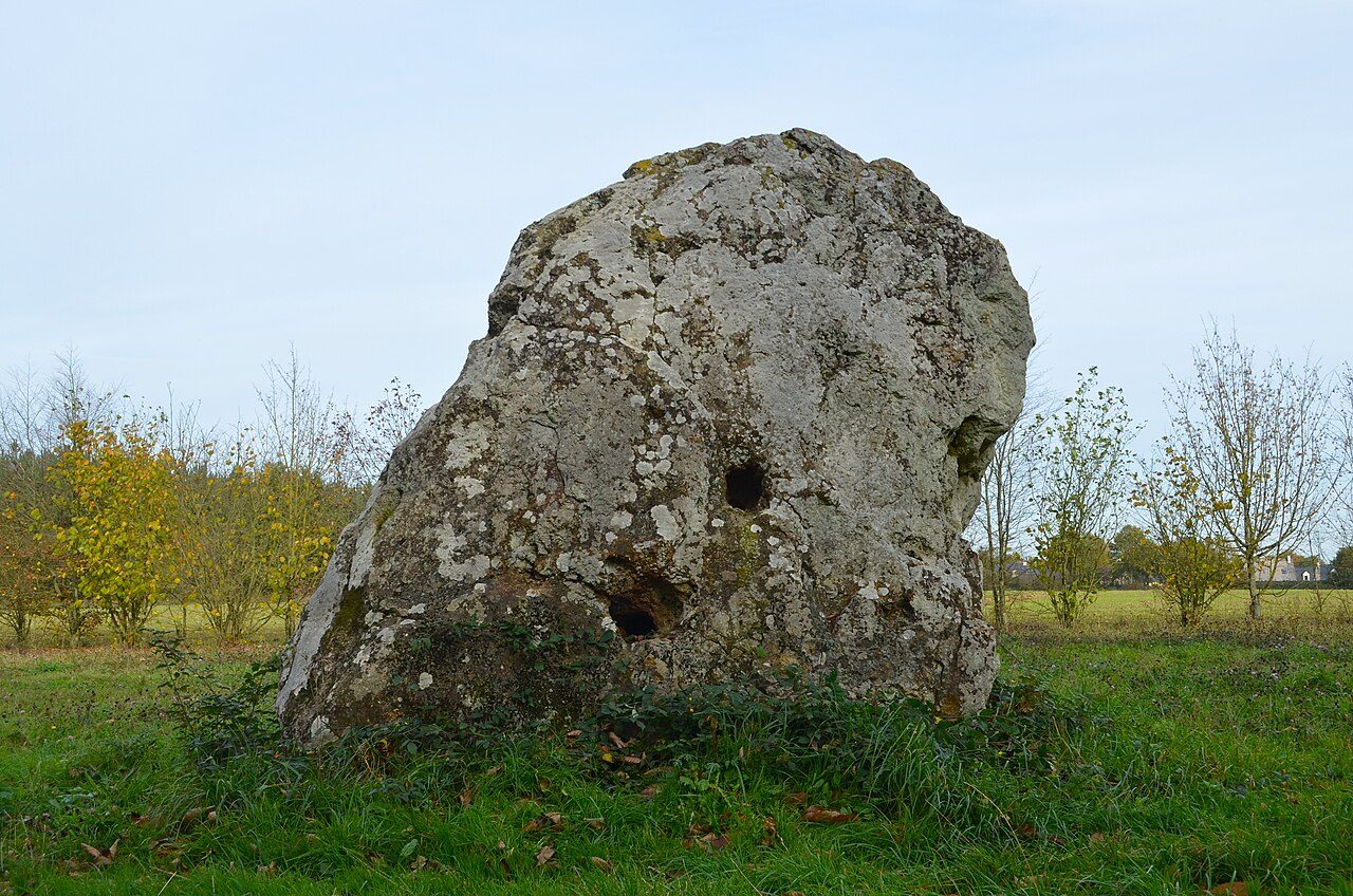 MENHIR DES LOUERES à Saint-Aubin-des-Châteaux