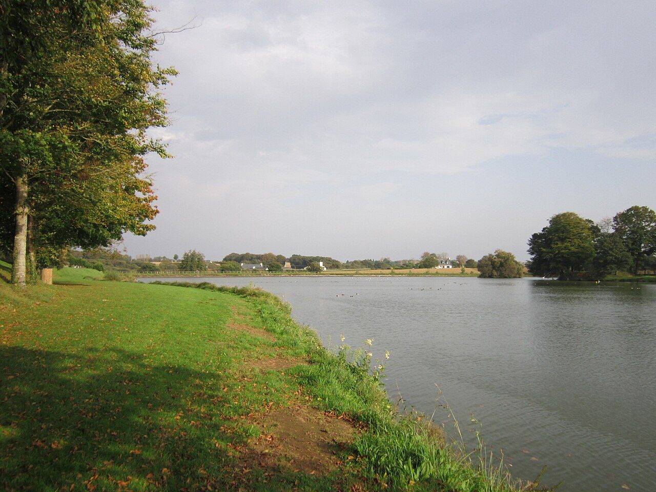 Plan d'eau de Lanorgant à Plouvorn