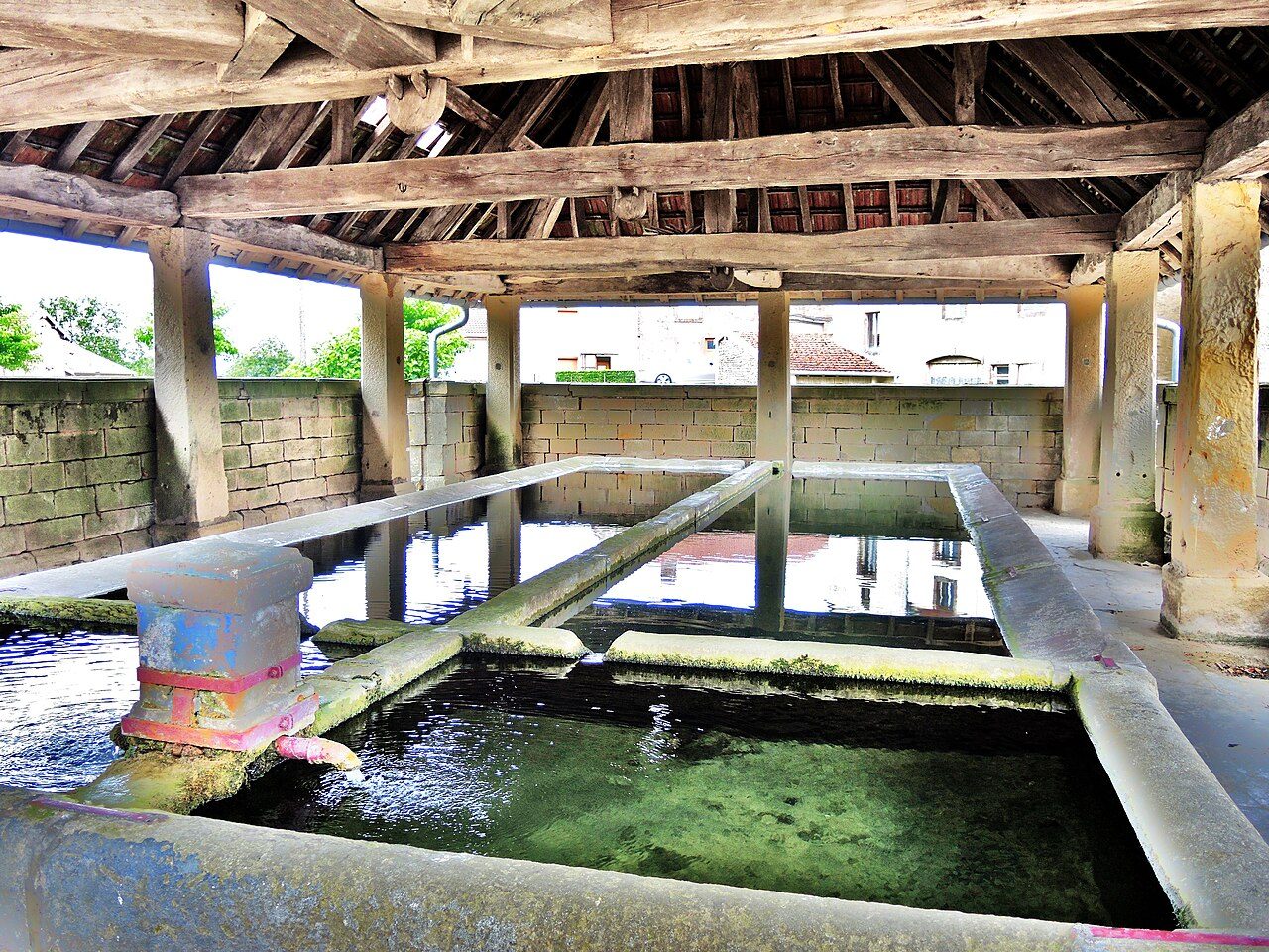 Lavoir couvert à Bourg
