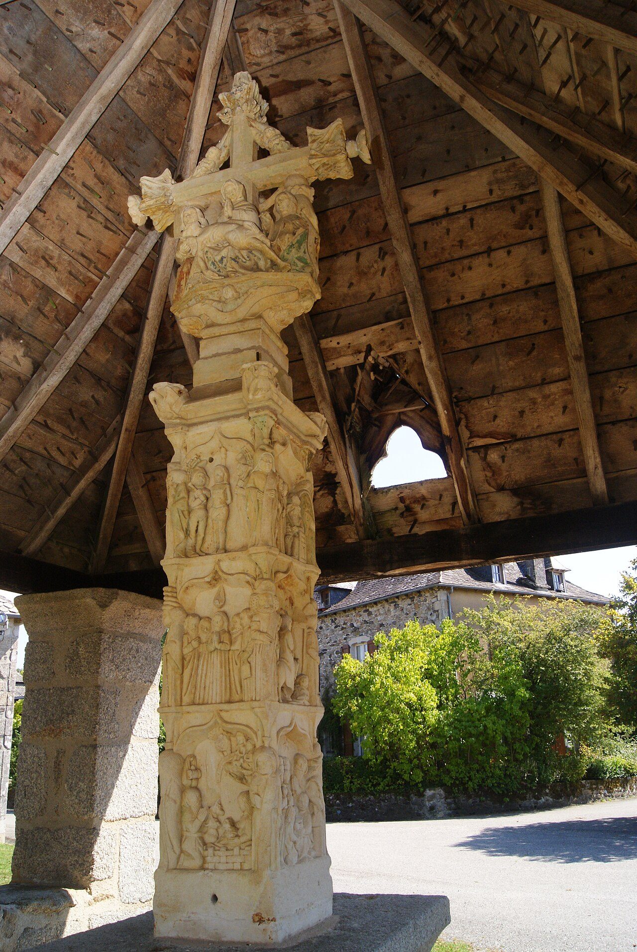 Croix couverte de l'ancien cimetière à Bassignac-le-Haut