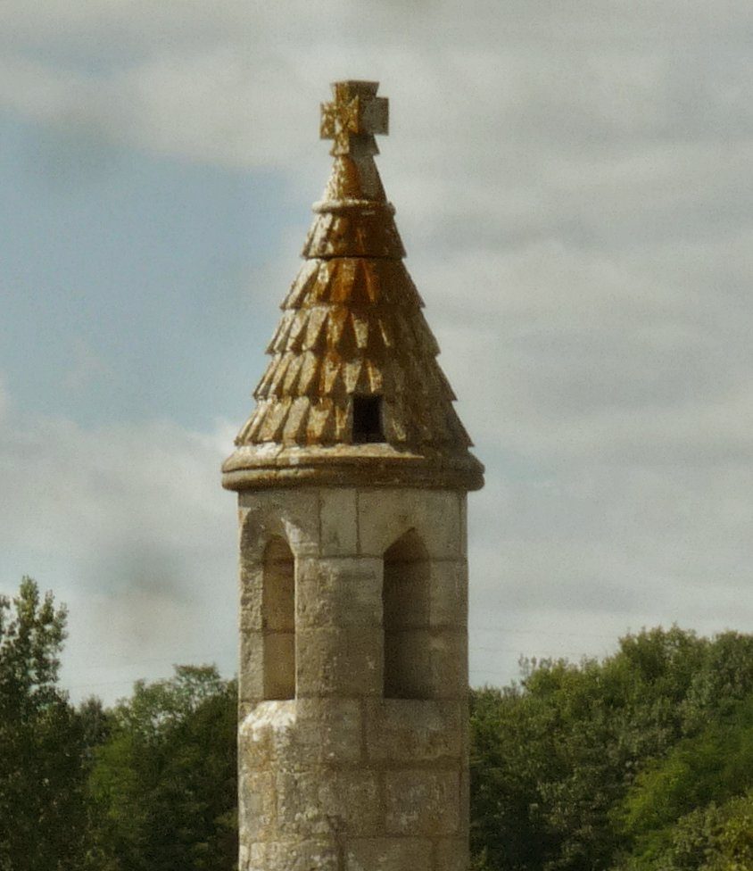 Lanterne des Morts de Château-Larcher à Château-Larcher