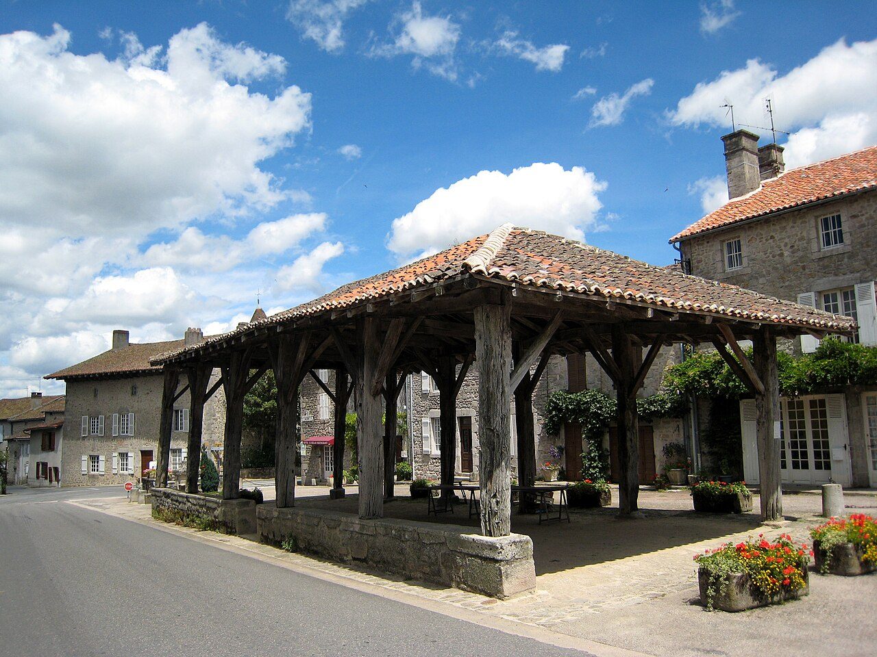 La halle de Mortemart à Mortemart