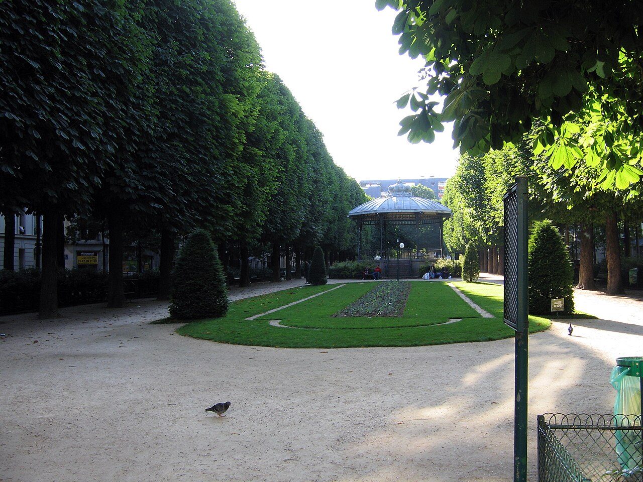 Square de la place du Commerce à Paris