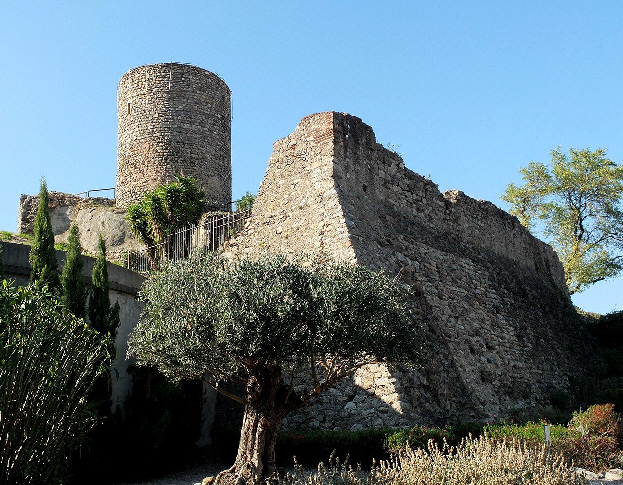 CHÂTEAU DE LAROQUE-DES-ALBÈRES à Laroque-des-Albères