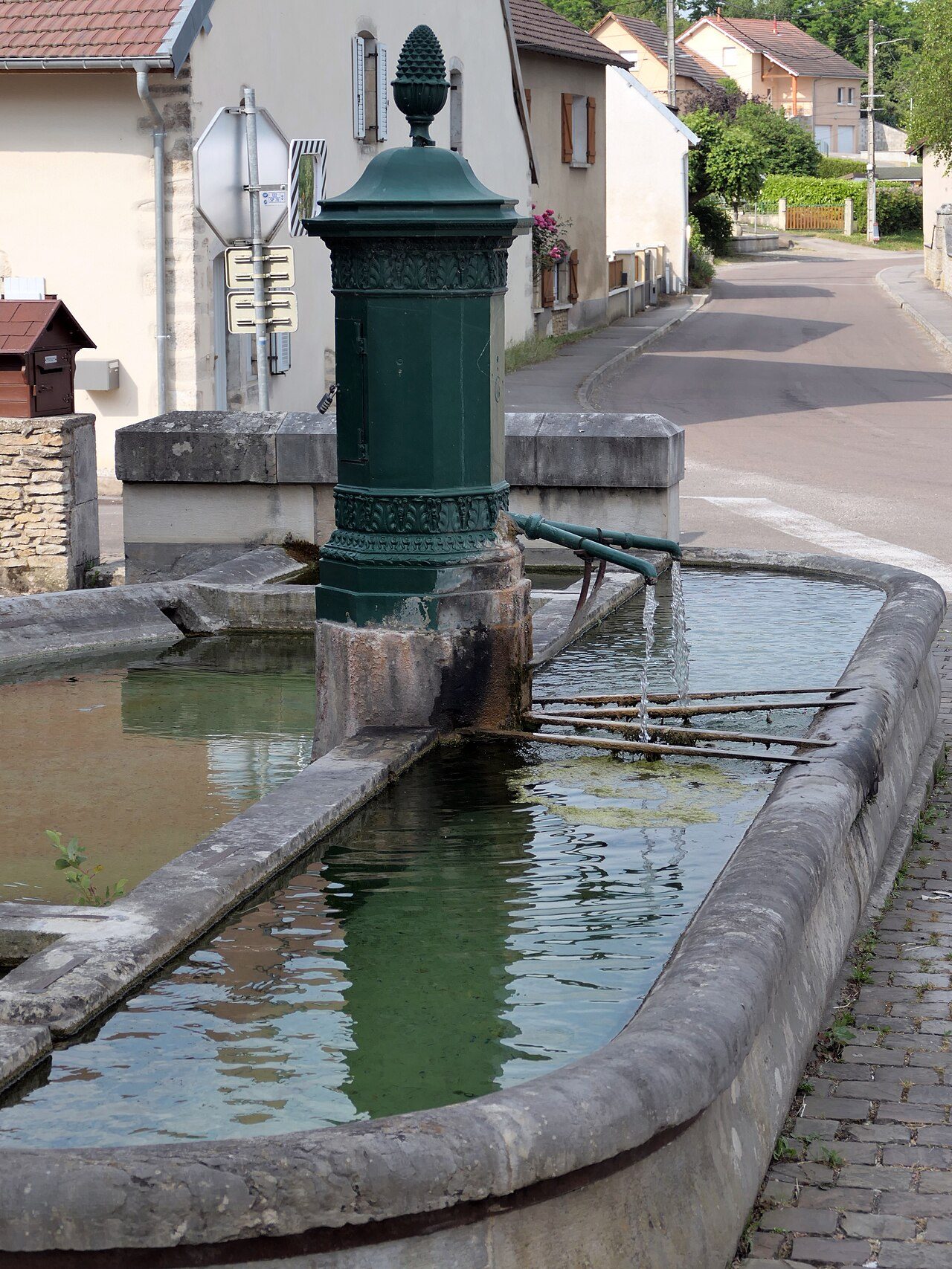 Chemin des lavoirs à Fontaines