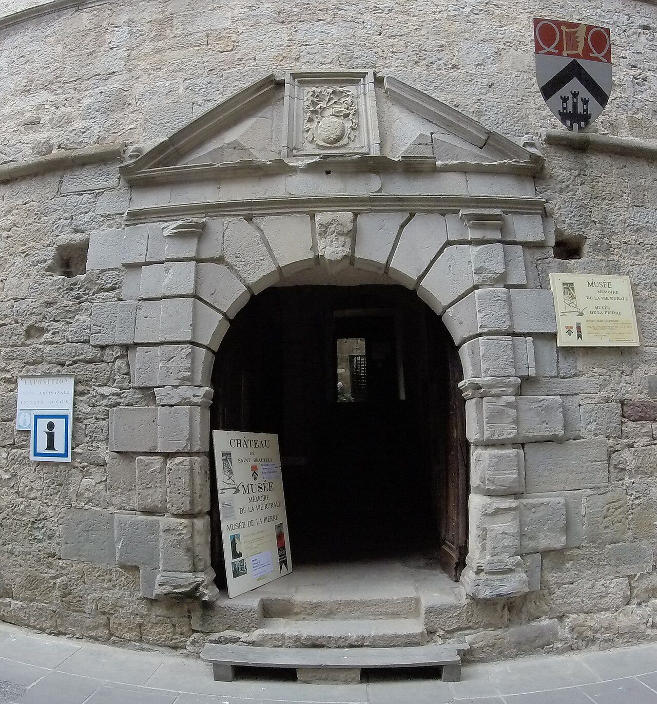 Château / Musée de la vie rurale / Musée de la pierre (groupes) à Saint-Beauzély