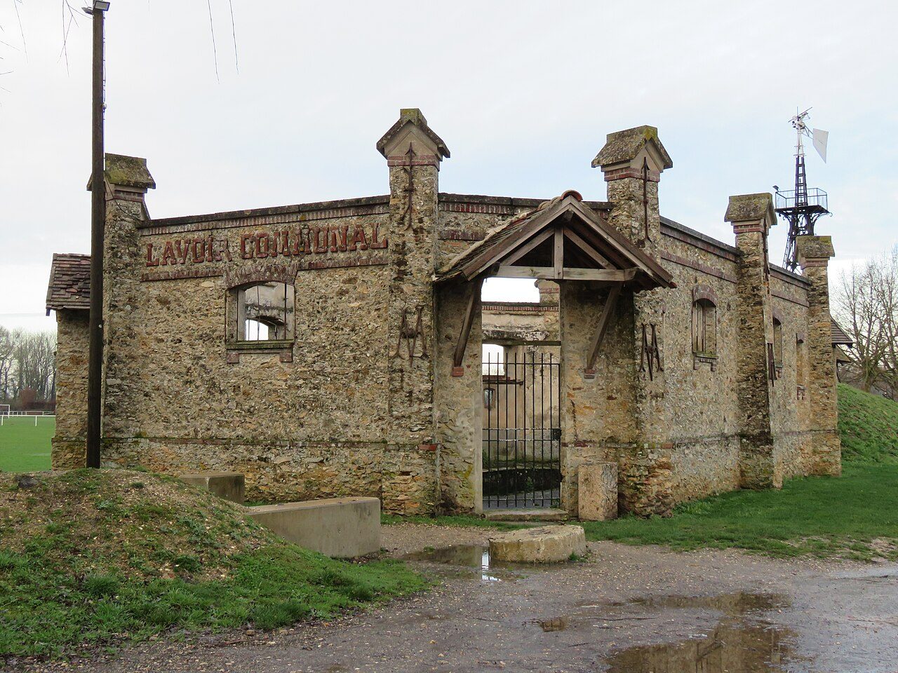 Lavoir communal à Saint-Gérand-de-Vaux
