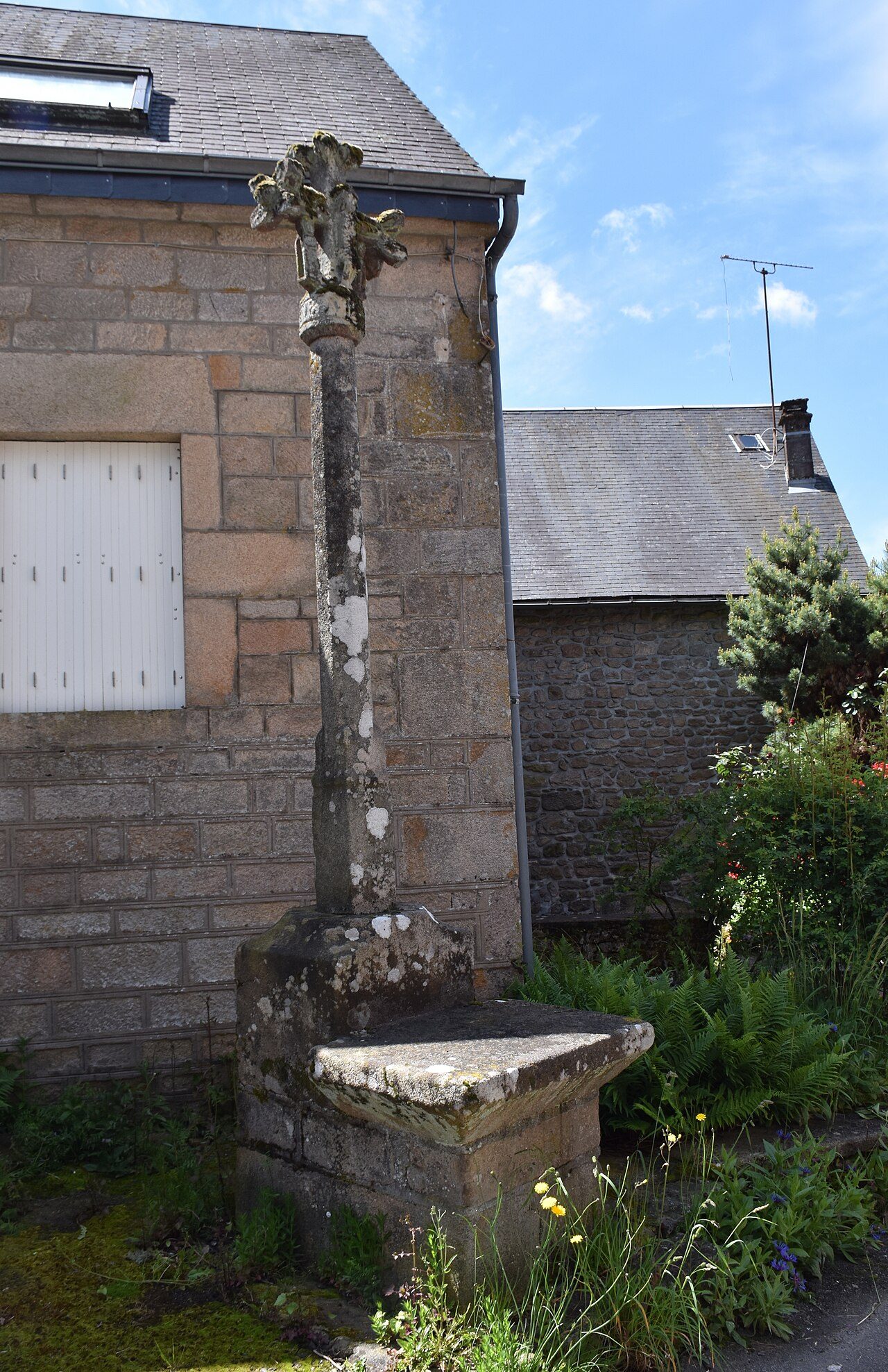 Croix de chemin à Peyrelevade