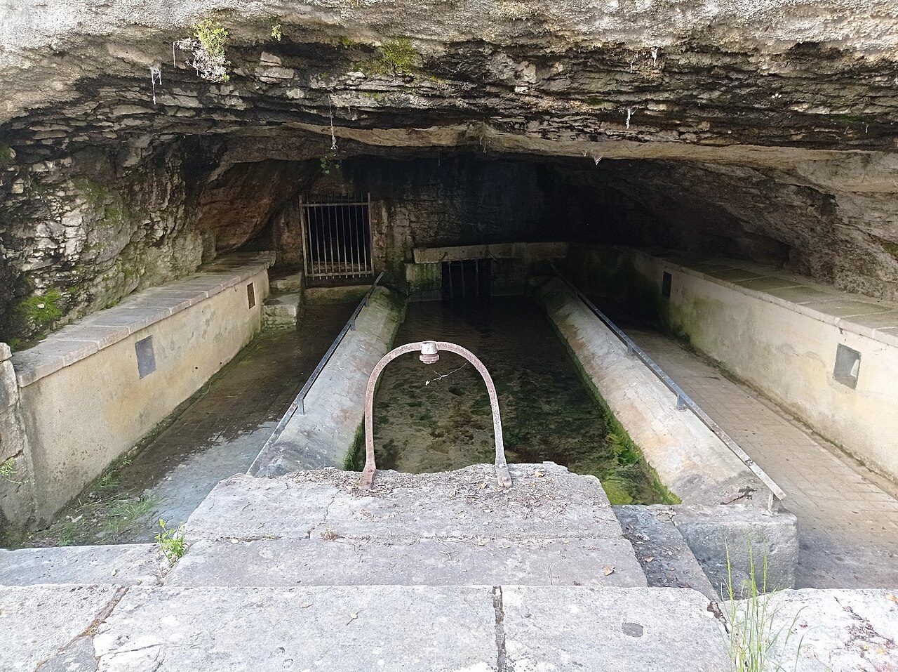 Le lavoir sous roche à L'Isle-sur-le-Doubs