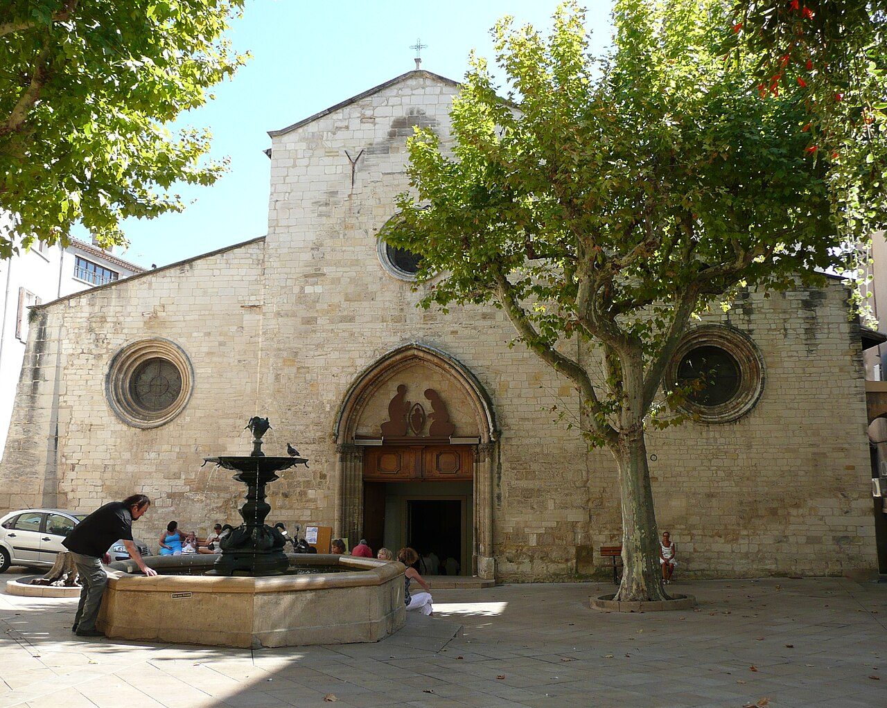 Eglise Saint Sauveur et son clocher tour