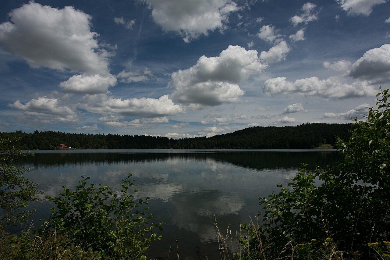 Baignade au lac du Bouchet à Le Bouchet-Saint-Nicolas