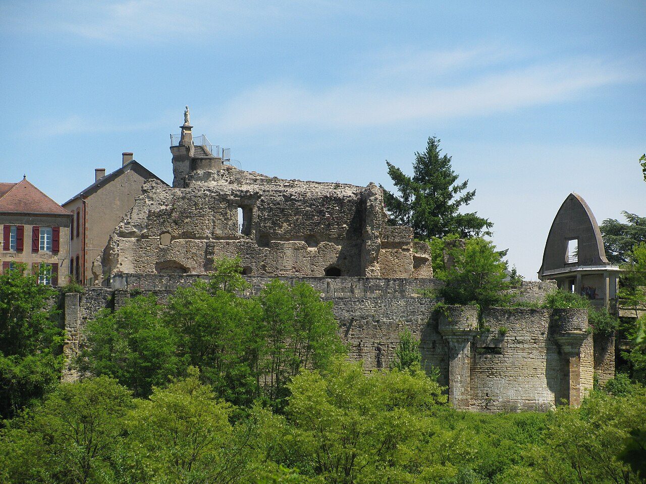 Ruines de l'ancien château des Comtes de Nevers à Decize