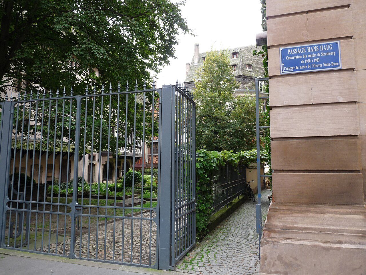 Jardinet gothique du musée de l'Oeuvre Notre Dame