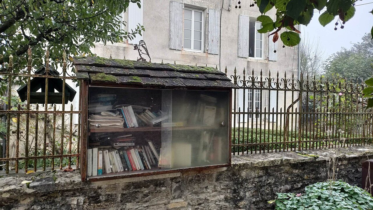 Boîte à livres à Tusson