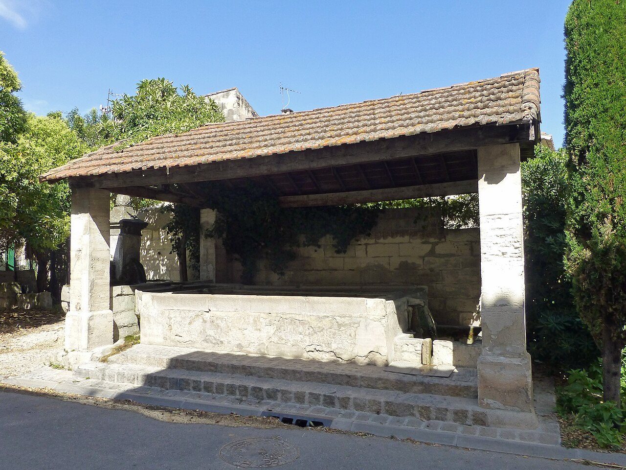 Petit lavoir et fontaine du planet à Maussane-les-Alpilles