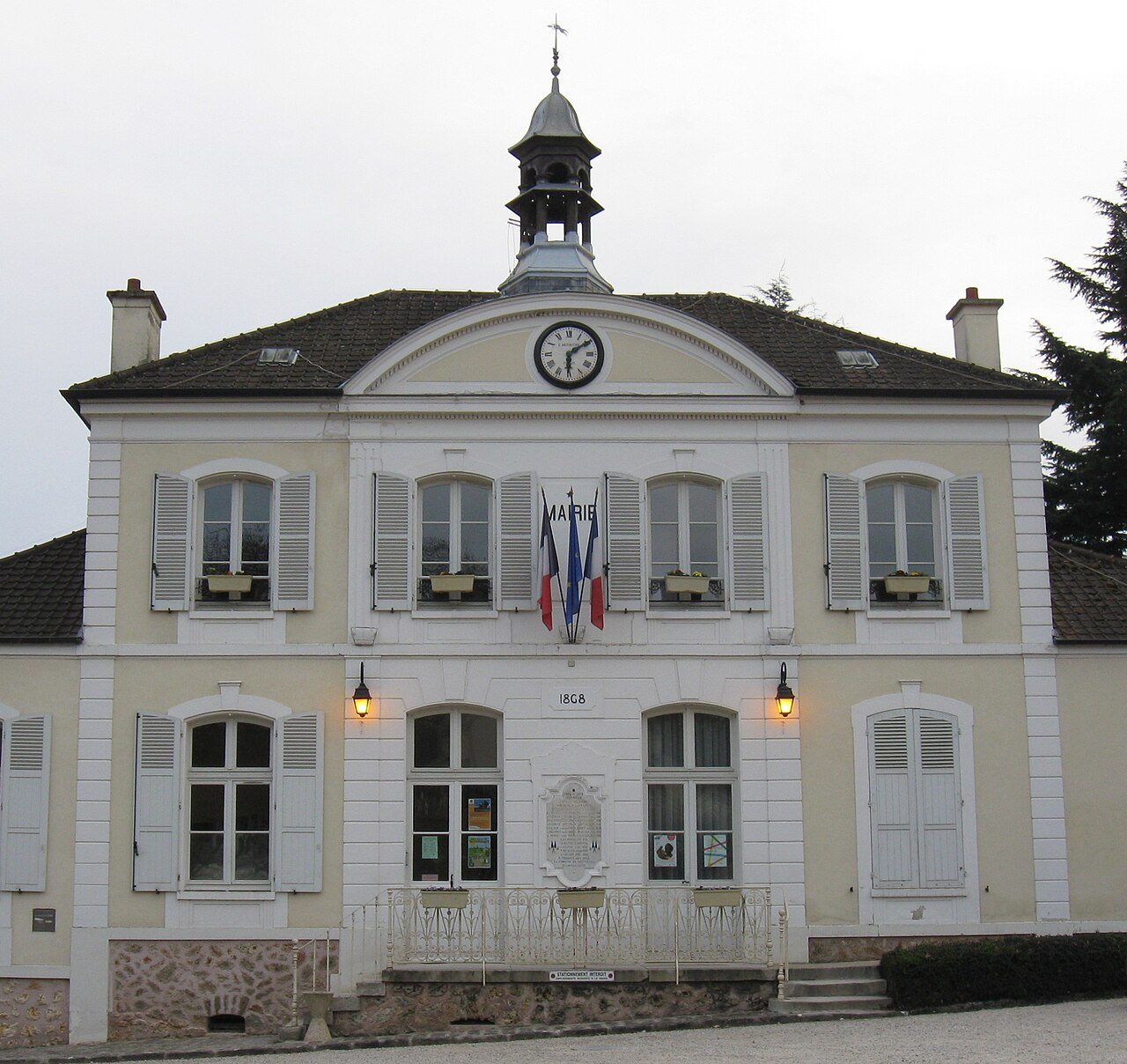 Bibliothèque de Gouvernes à Gouvernes