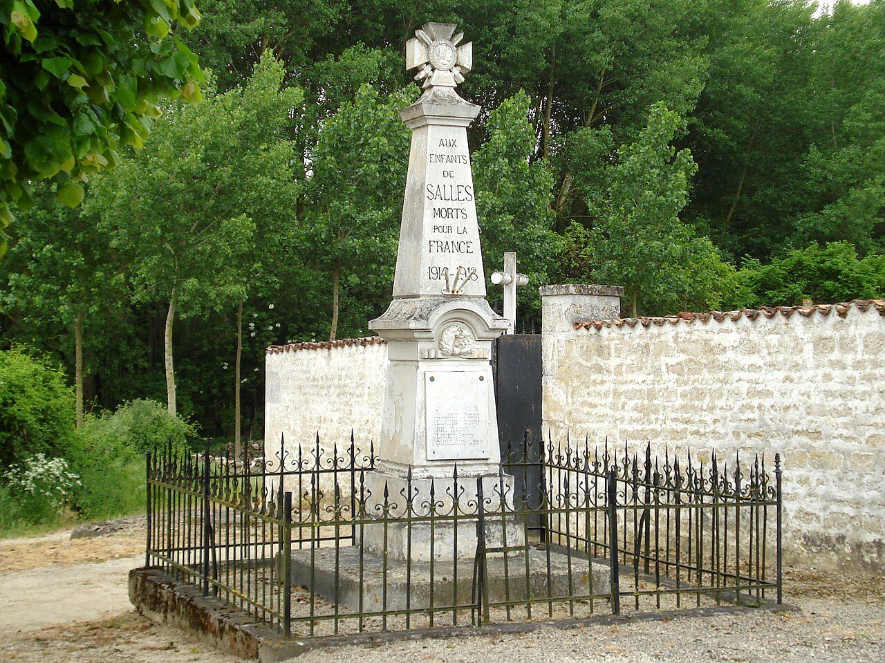 Le monument aux morts à Aulnay