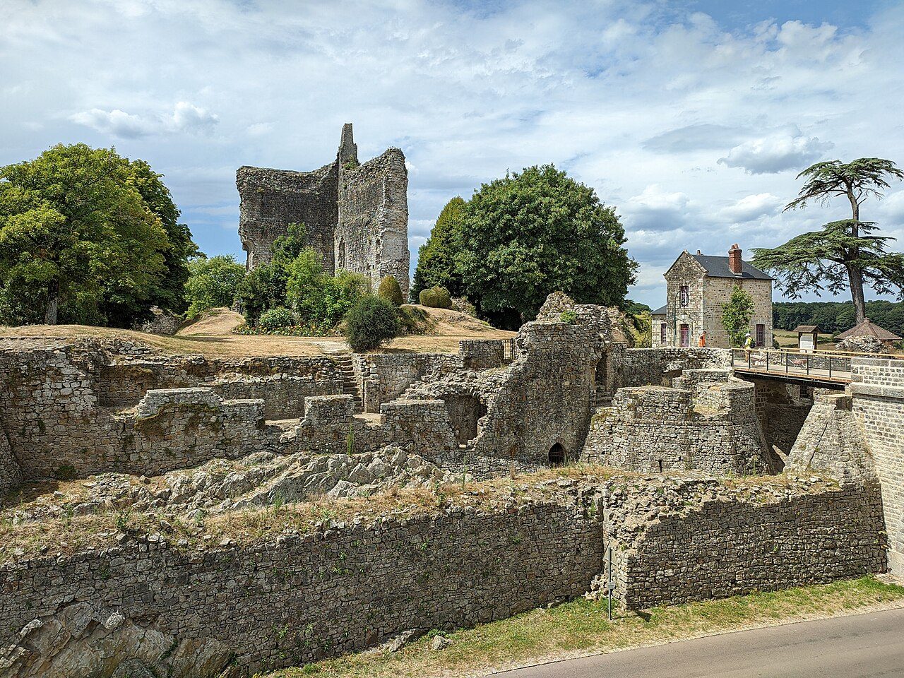Vestiges du château de Domfront à Domfront en Poiraie