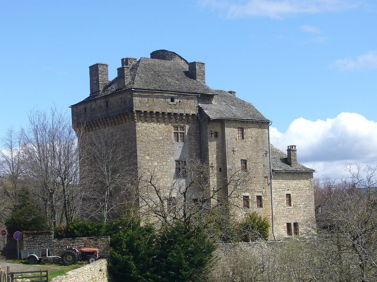 CHATEAU DE MONTJEZIEU à La Canourgue