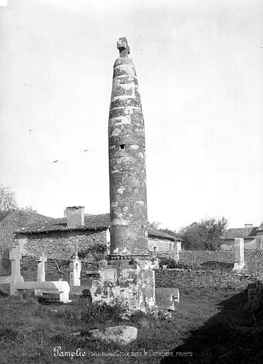 Croix de cimetière à Pamplie