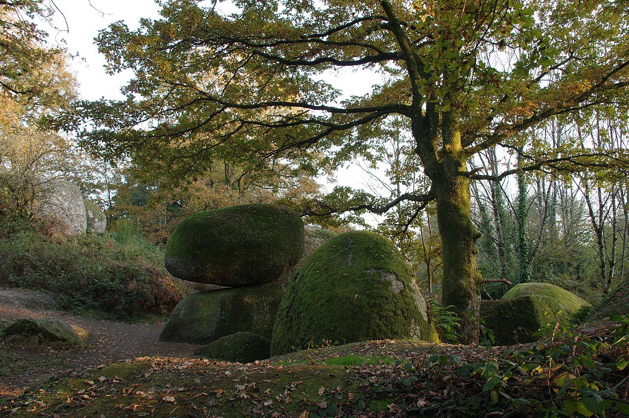 Jardin des Chirons - Rocher Branlant à Largeasse