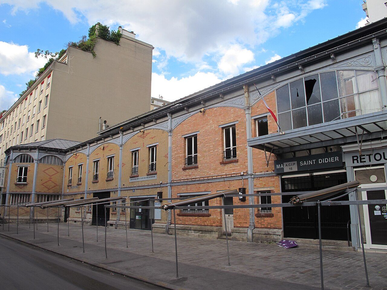 Marché couvert Saint-Didier à Paris