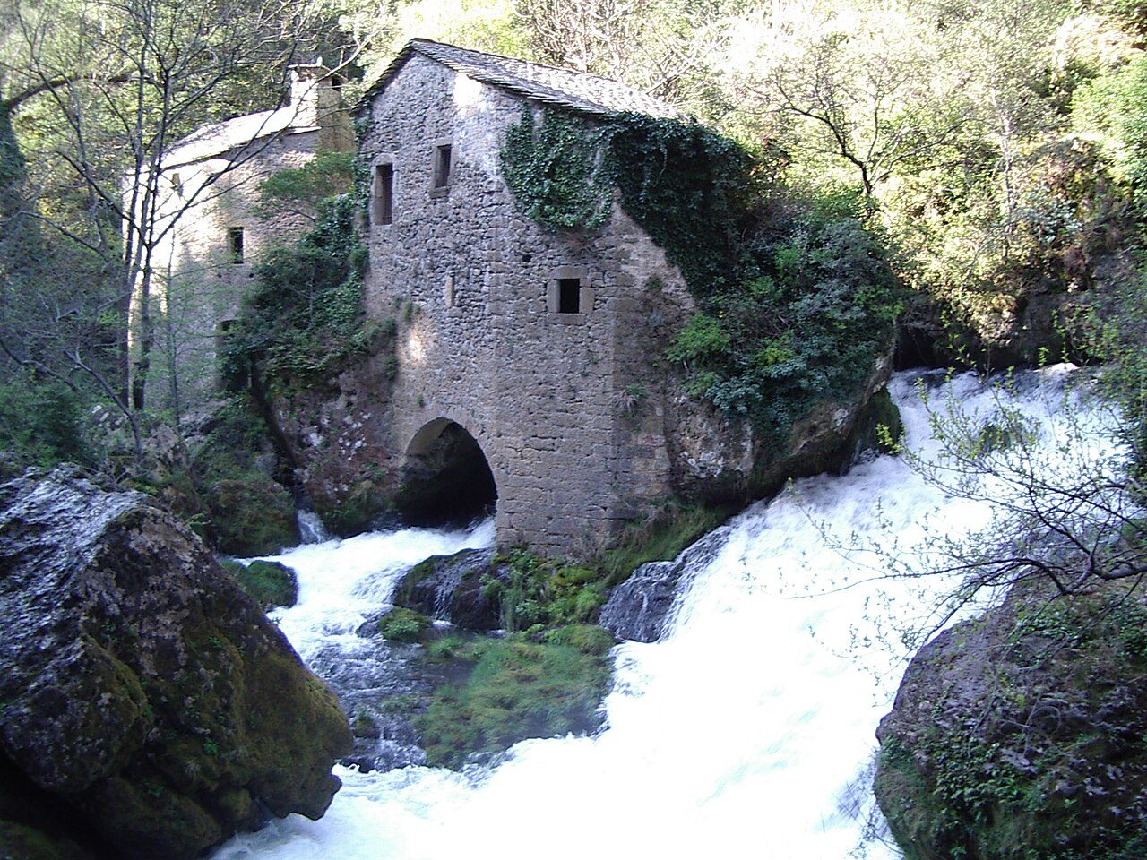 Les Moulins de la Foux et Résurgence de la Vis à Blandas