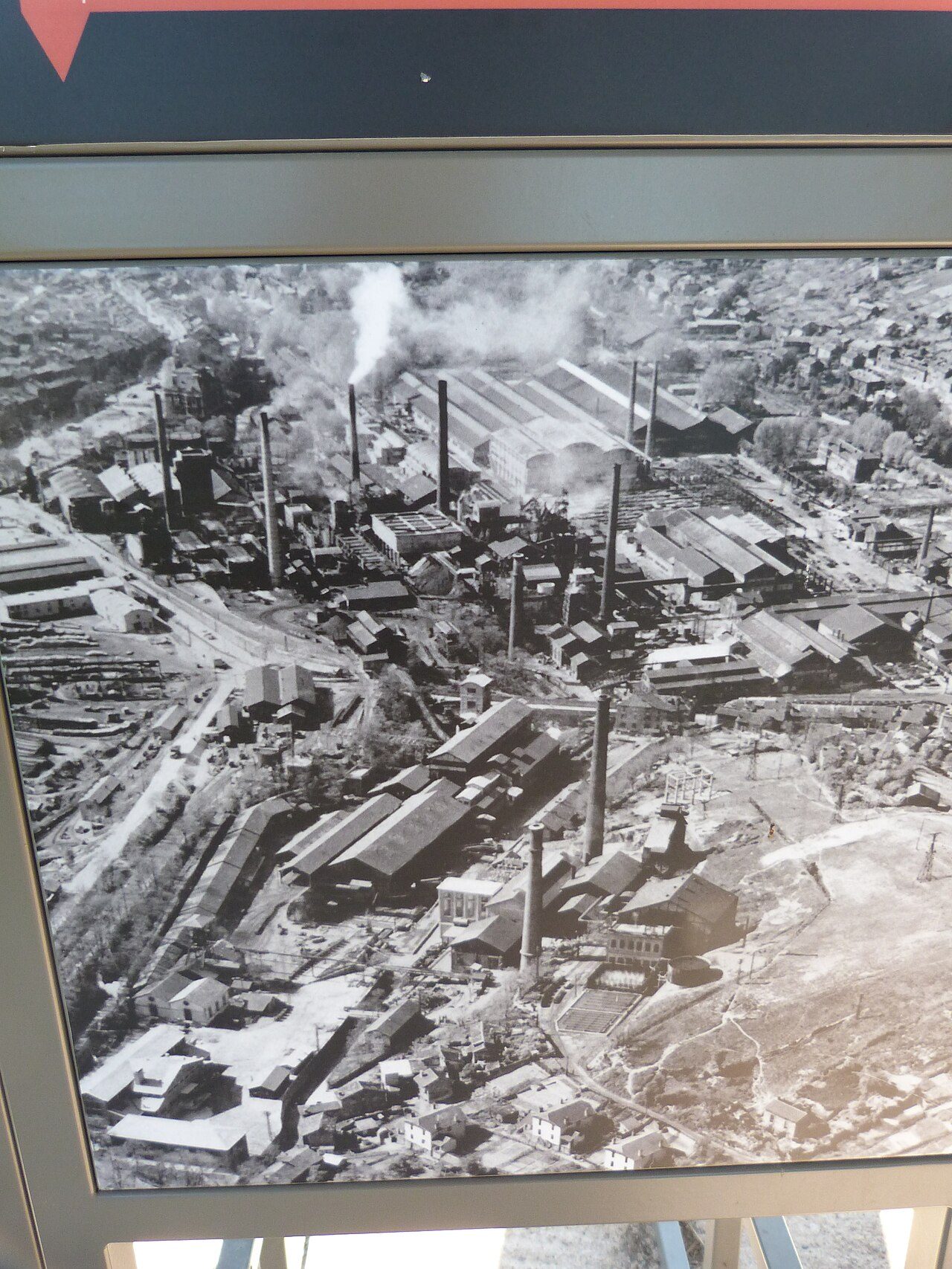 La mine à ciel ouvert et le chevalement de mine de Decazeville