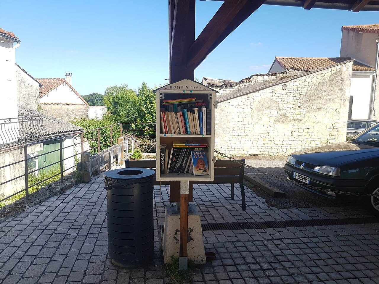 Boîte à livres à Saint-Amant-de-Boixe