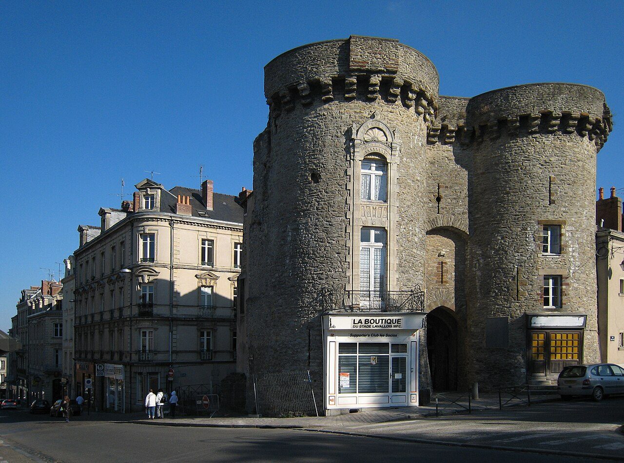 Les remparts et la porte Beucheresse à Laval