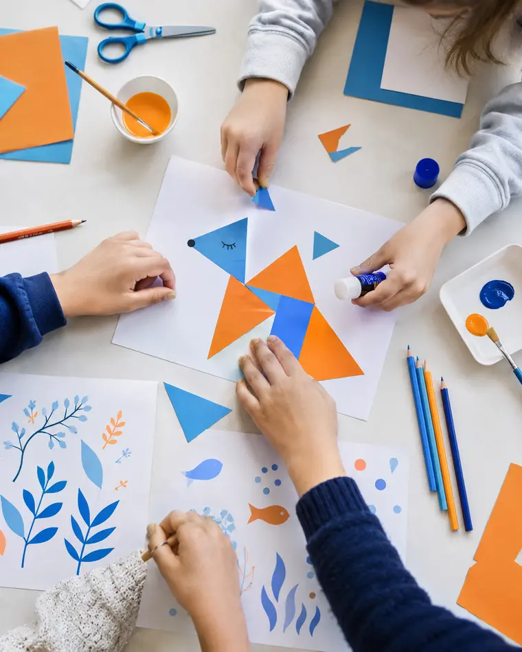 Enfants réalisant une activité manuelle créative
